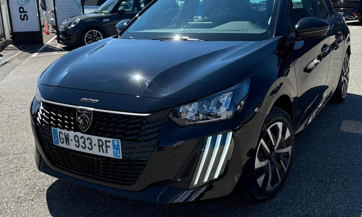 Peugeot 208 — photo 2