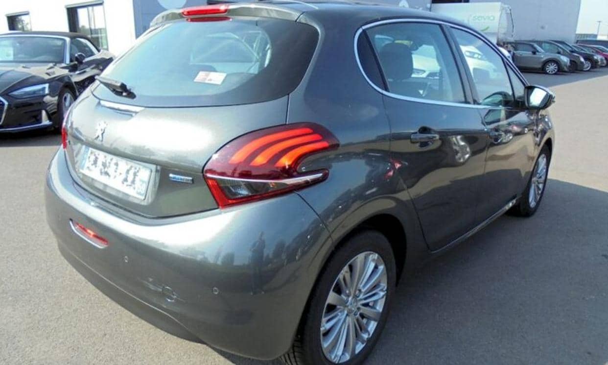 Peugeot 208 — photo 2