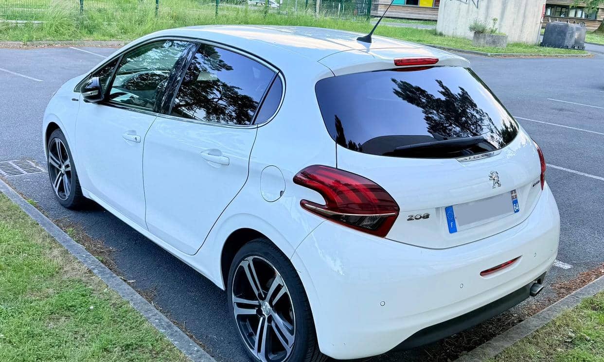 Peugeot 208 — photo 2