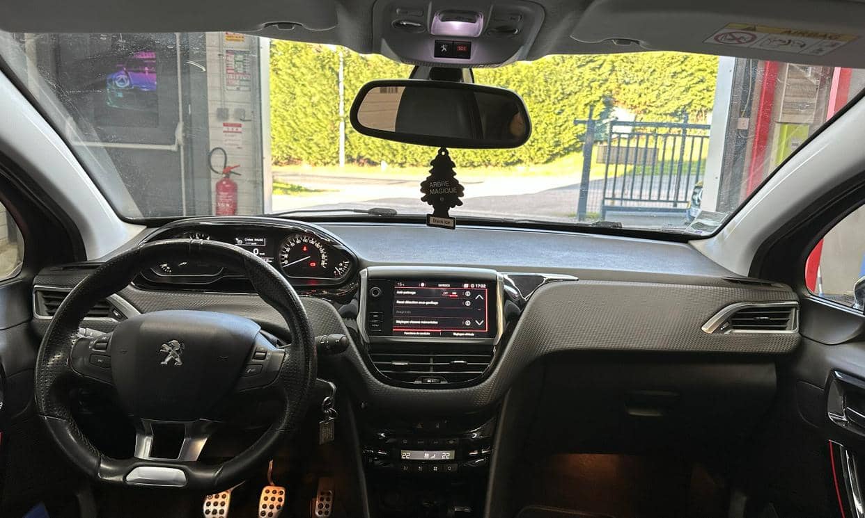 Peugeot 208 — photo 18