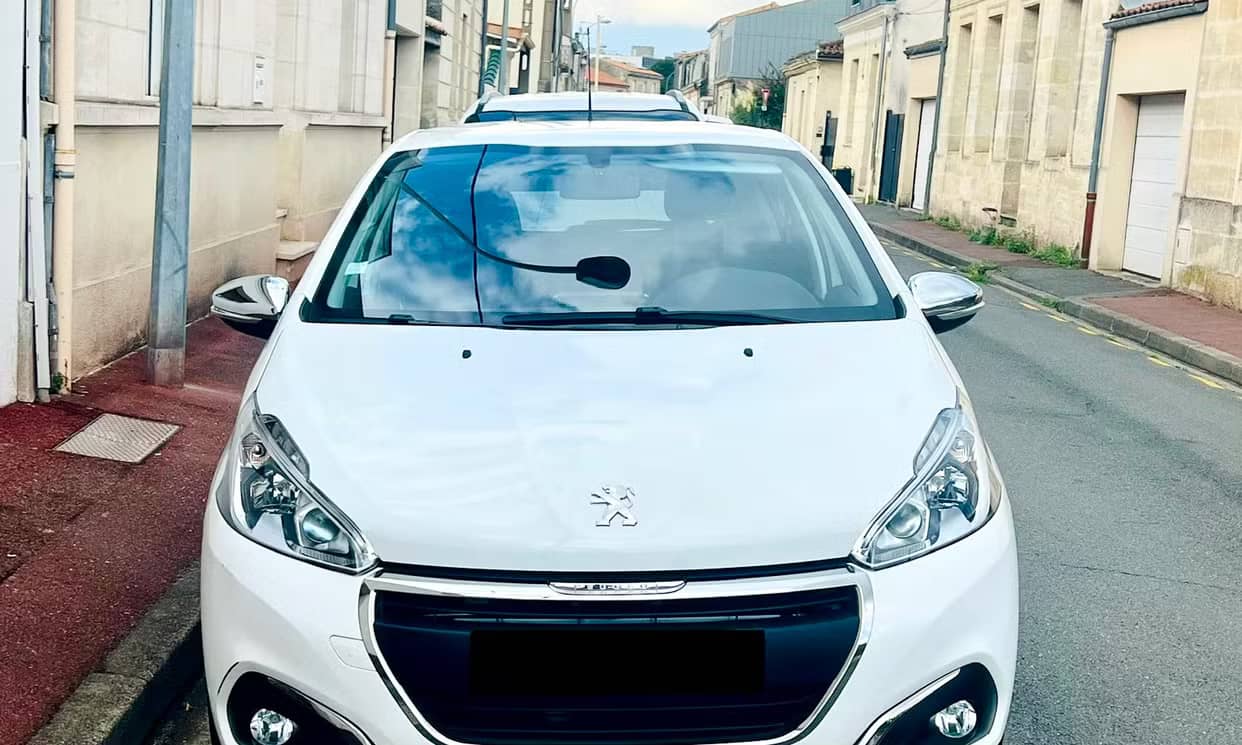 Peugeot 208 — photo 2