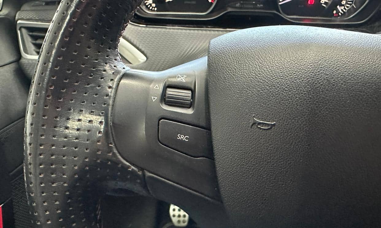 Peugeot 208 — photo 12