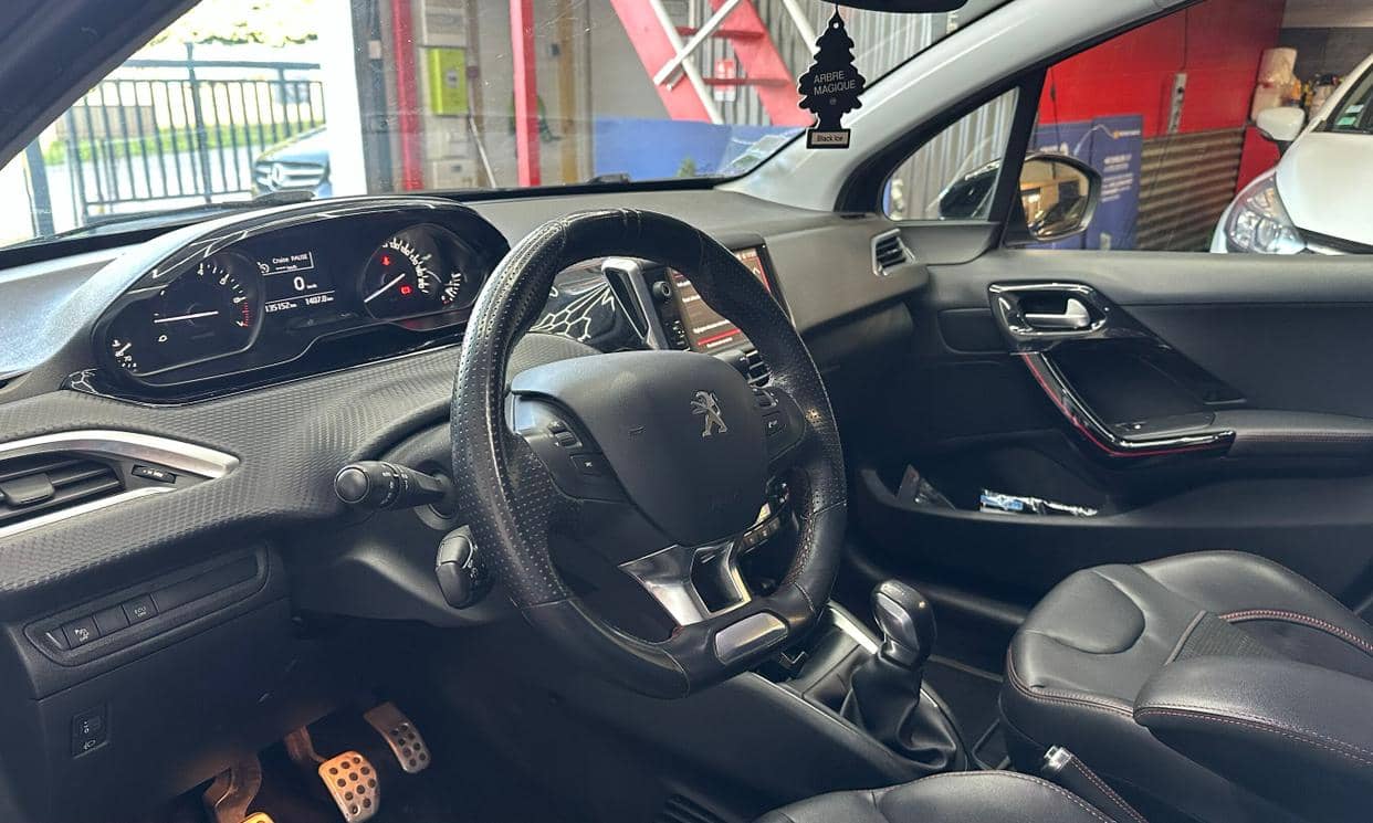 Peugeot 208 — photo 2
