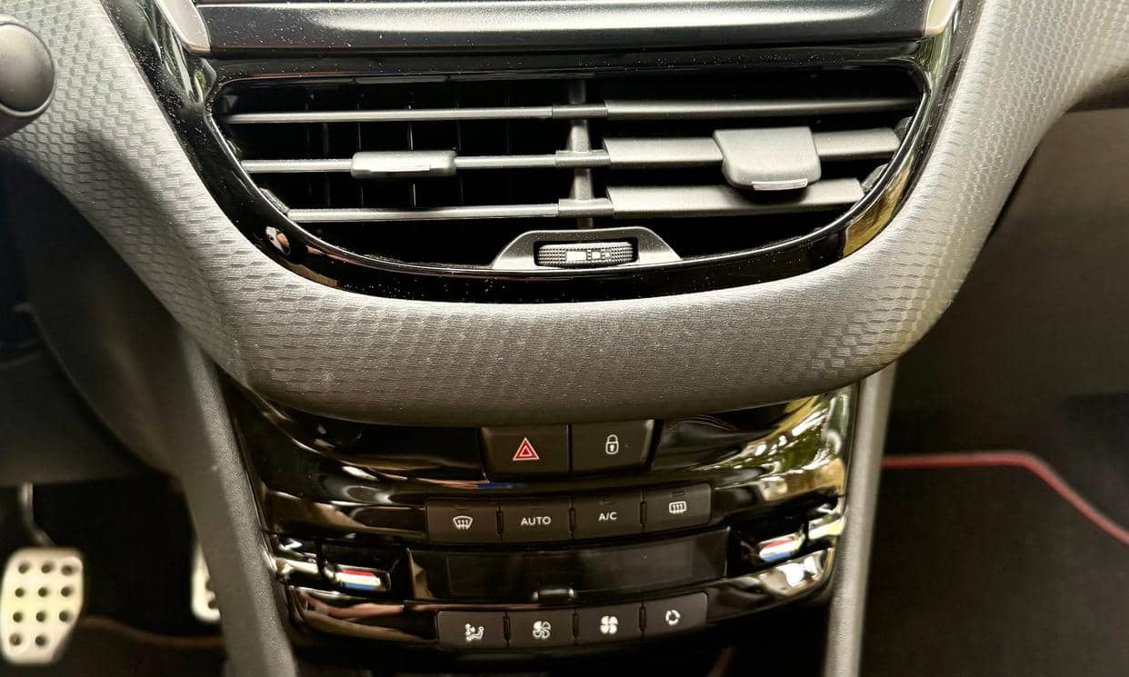 Peugeot 208 — photo 8