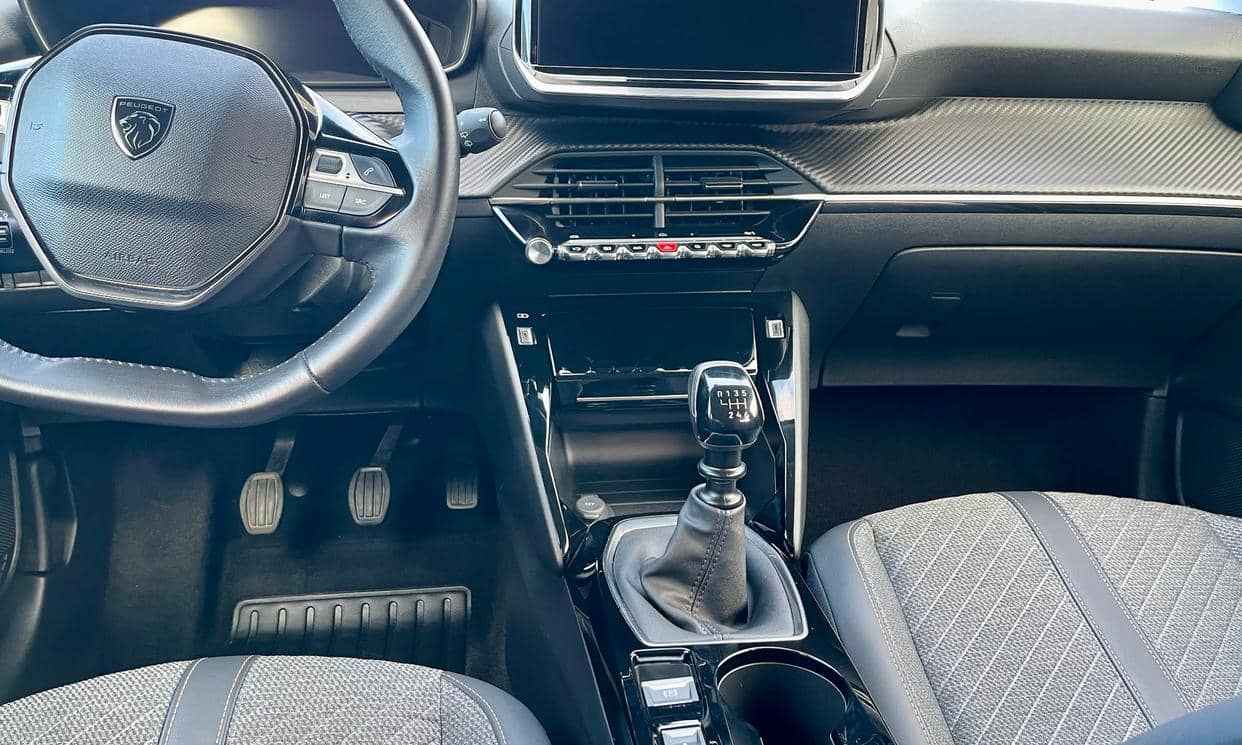 Peugeot 208 — photo 3