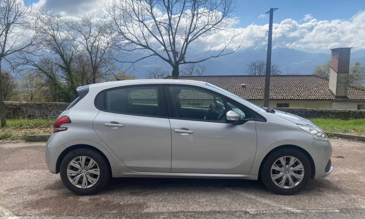 Peugeot 208 — photo 2