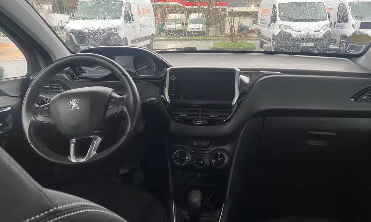 Peugeot 208 — photo 7