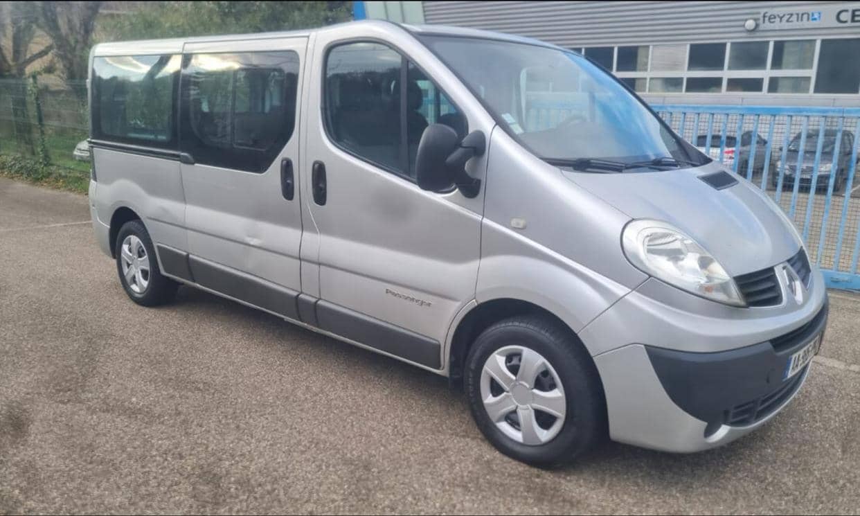 Renault TRAFIC PASSENGER — photo 2