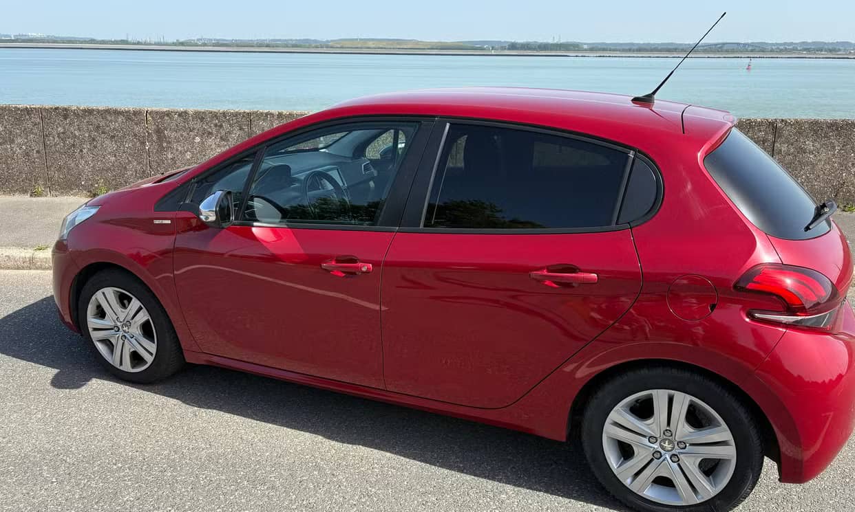 Peugeot 208 — photo 2