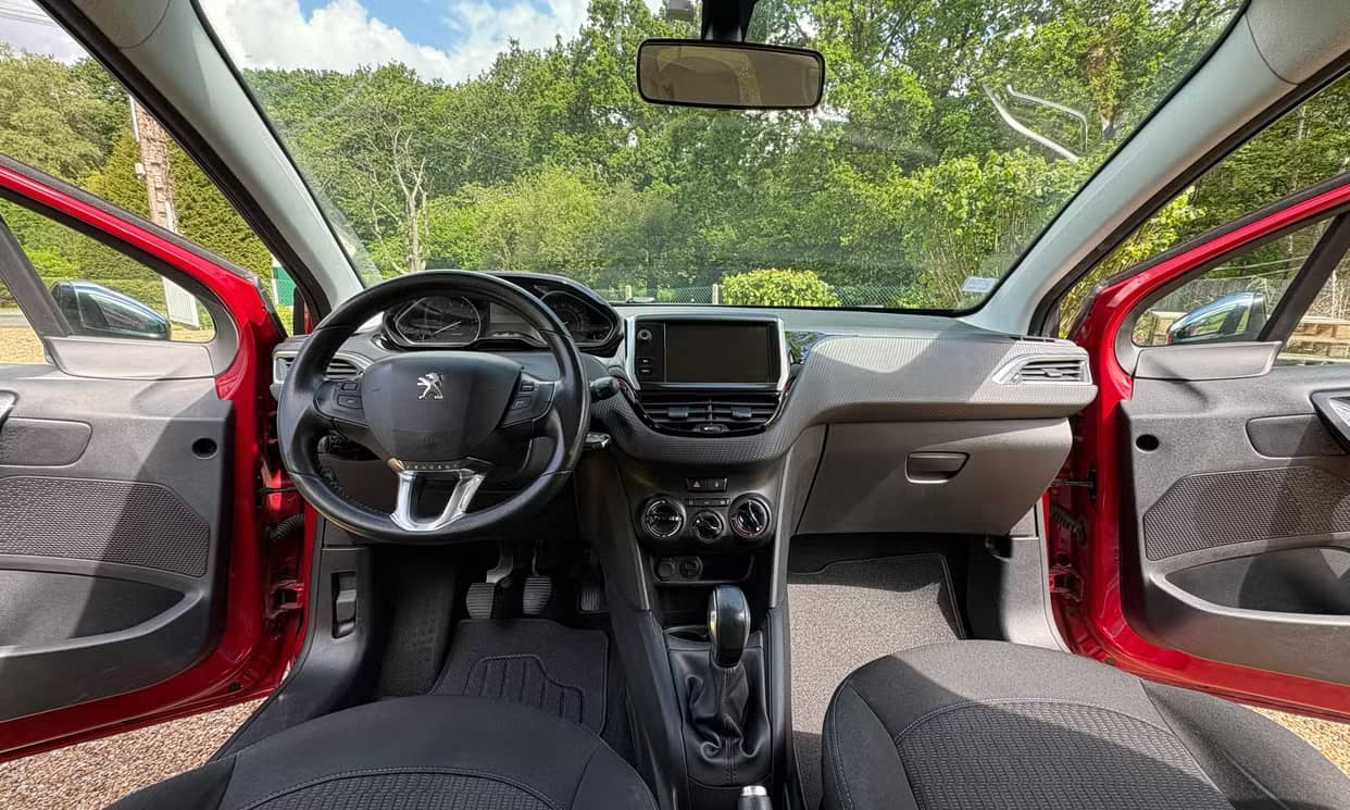 Peugeot 208 — photo 8