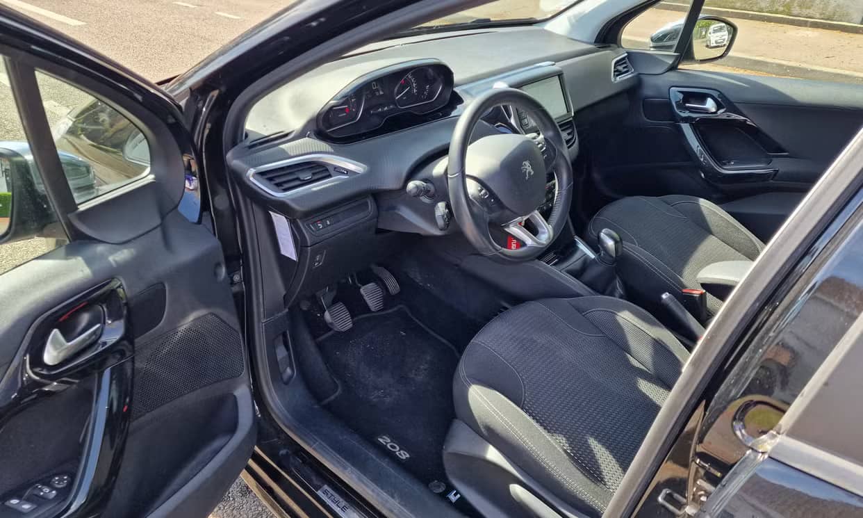 Peugeot 208 — photo 2