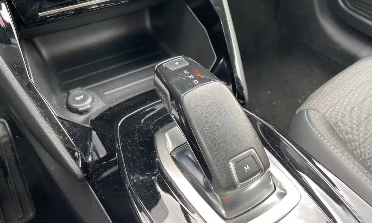 Peugeot 208 — photo 2