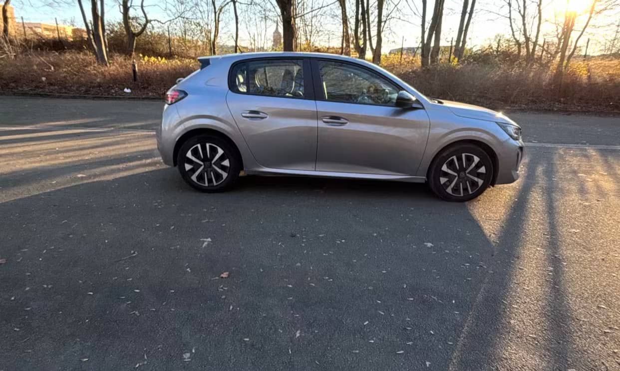 Peugeot 208 — photo 2