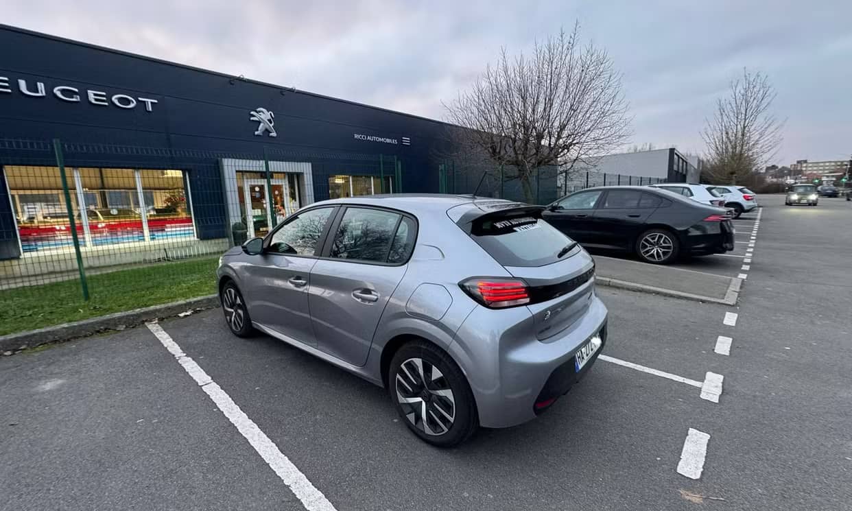Peugeot 208 — photo 10