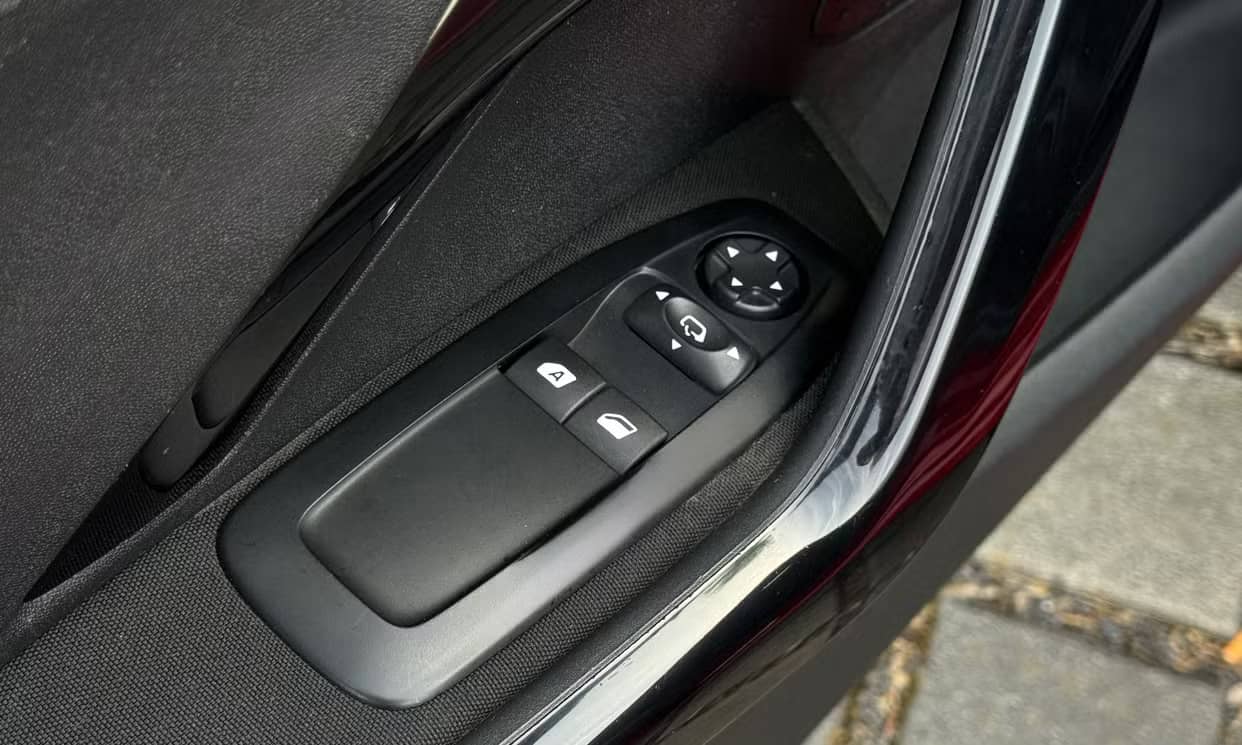 Peugeot 208 — photo 8