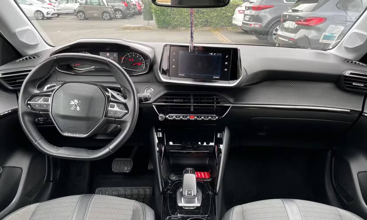 Peugeot 208 — photo 3