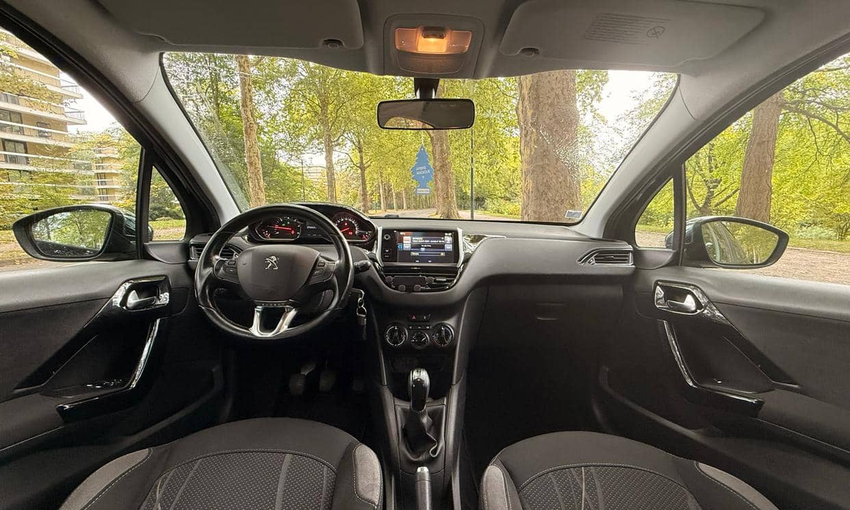 Peugeot 208 — photo 2
