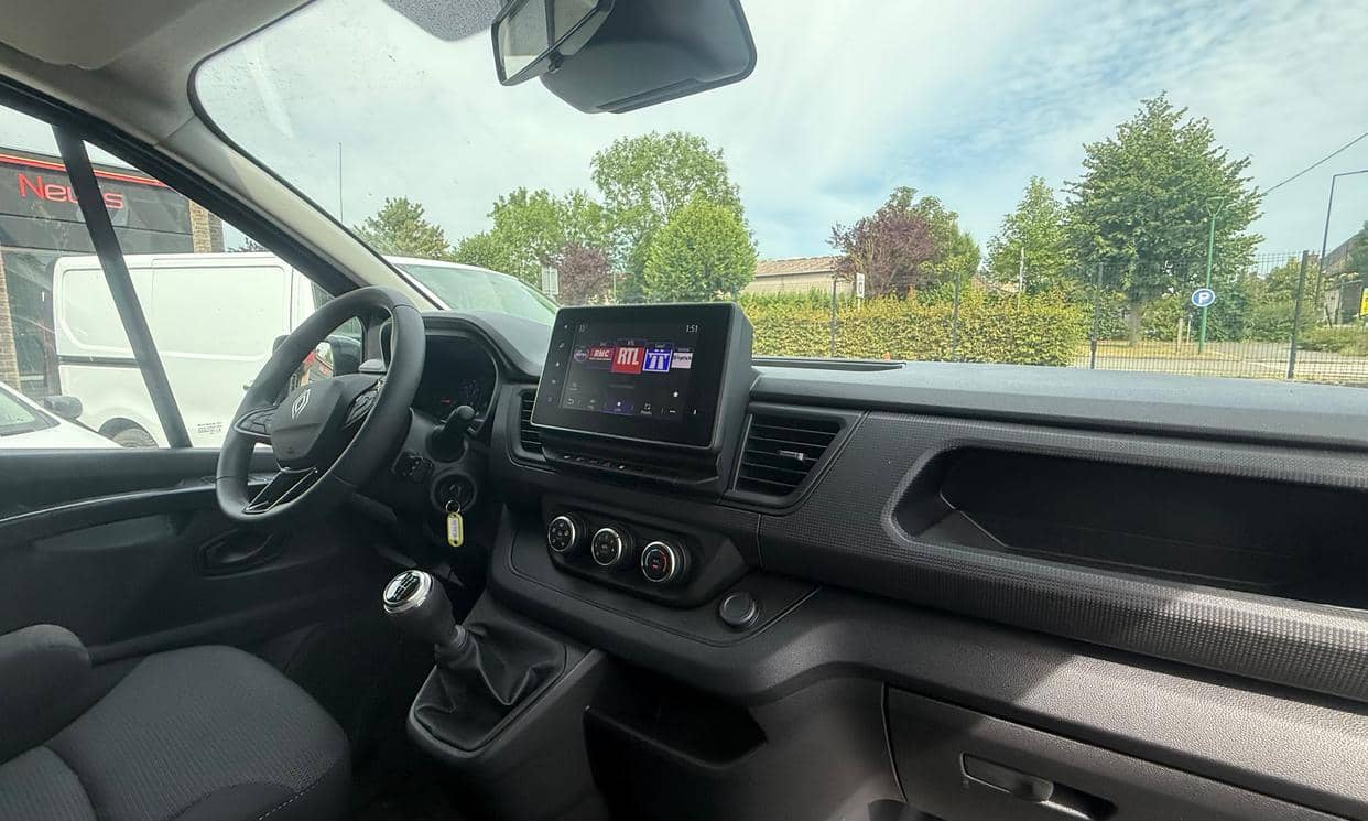 Renault TRAFIC III — photo 14