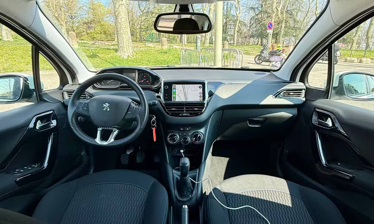 Peugeot 208 — photo 2