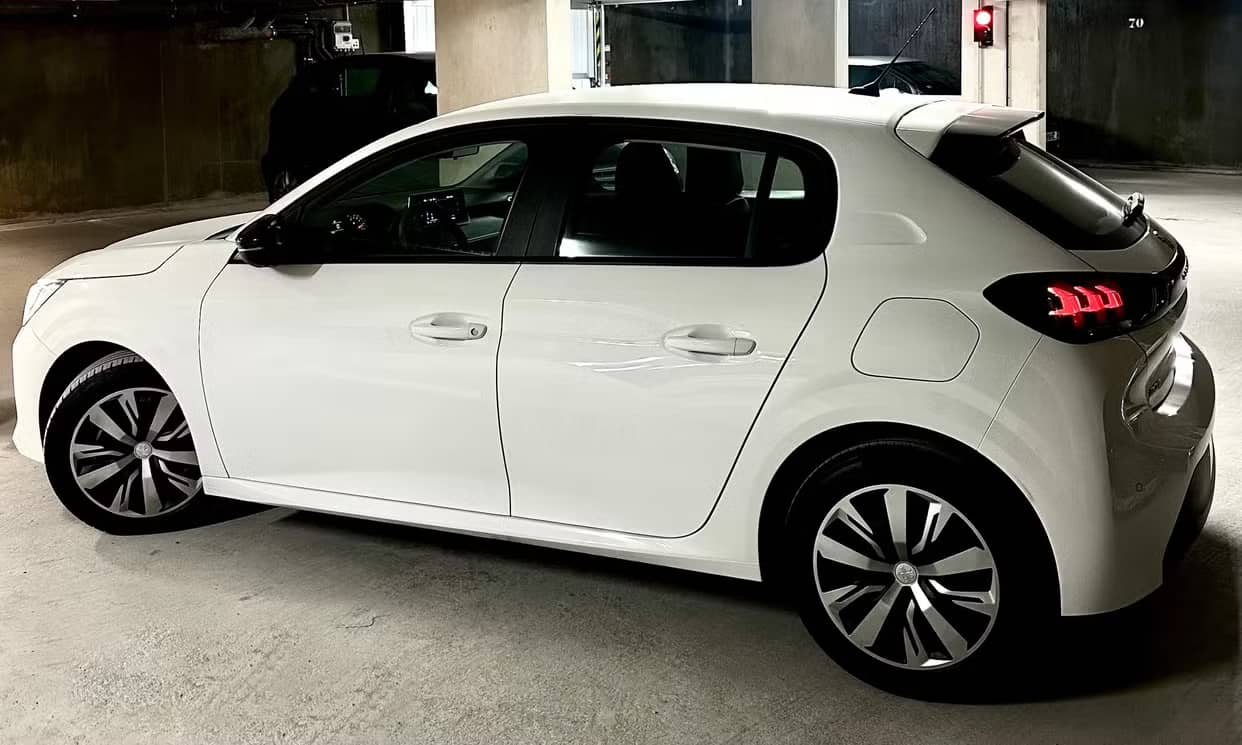 Peugeot 208 — photo 2
