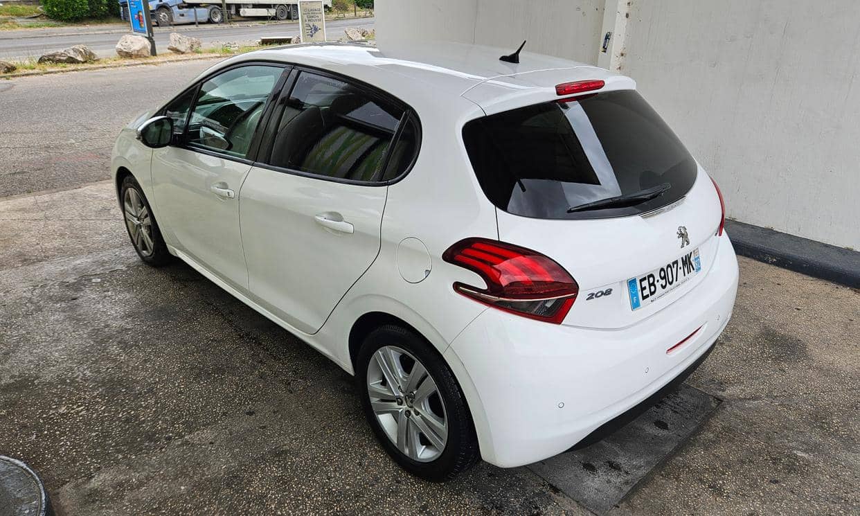 Peugeot 208 — photo 2