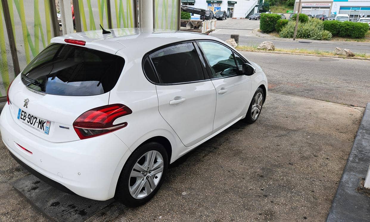 Peugeot 208 — photo 3