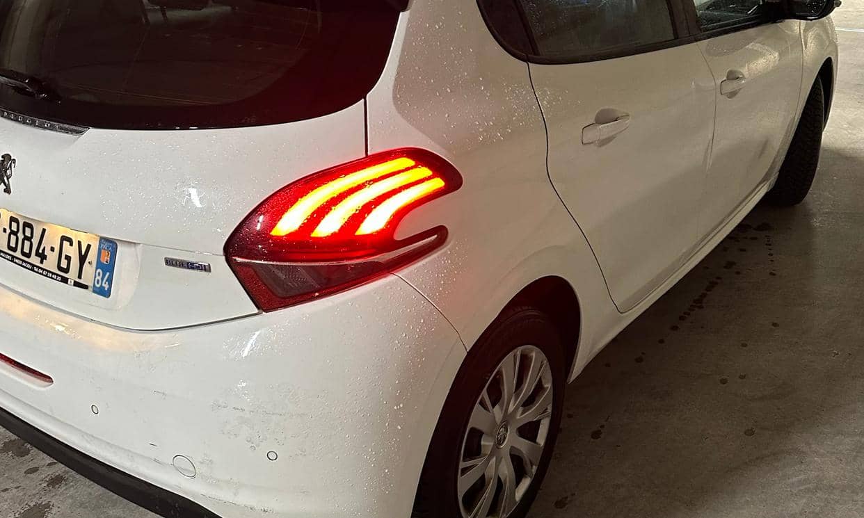 Peugeot 208 — photo 2