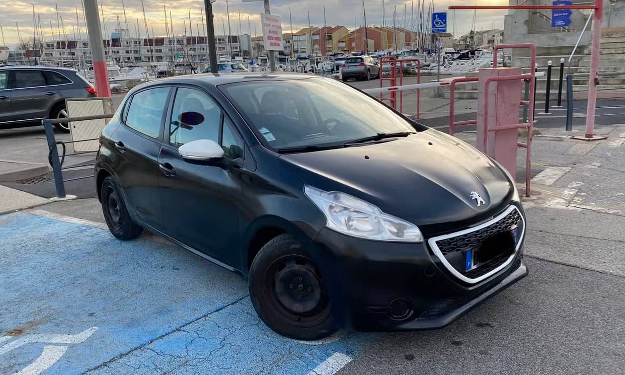 Peugeot 208 — photo 2