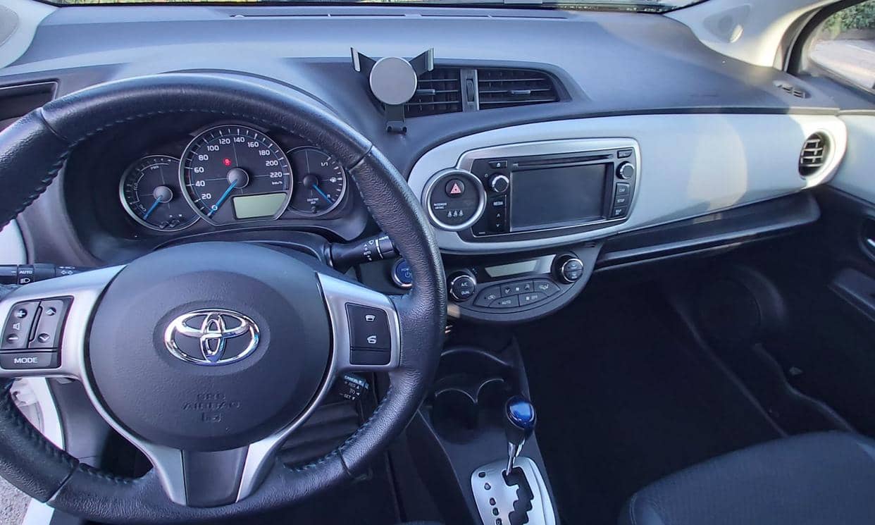 Toyota YARIS HYBRIDE — photo 8