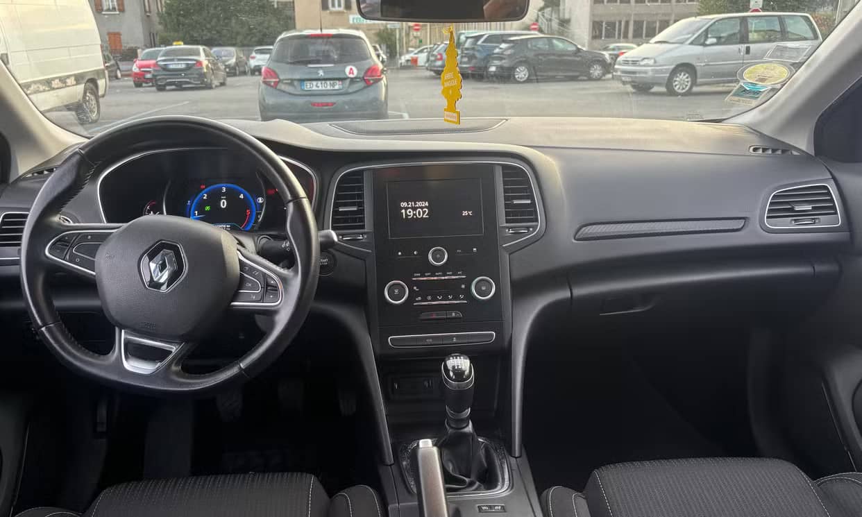 Renault MEGANE IV — photo 2