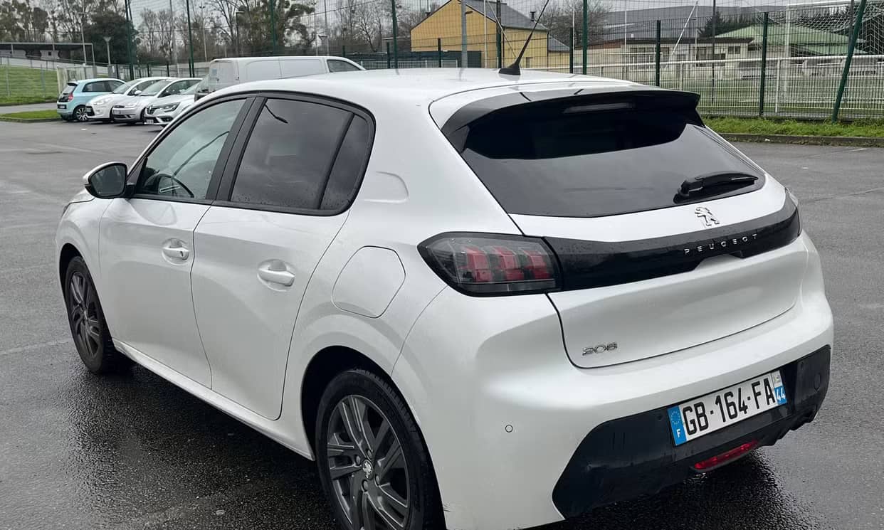 Peugeot 208 — photo 2