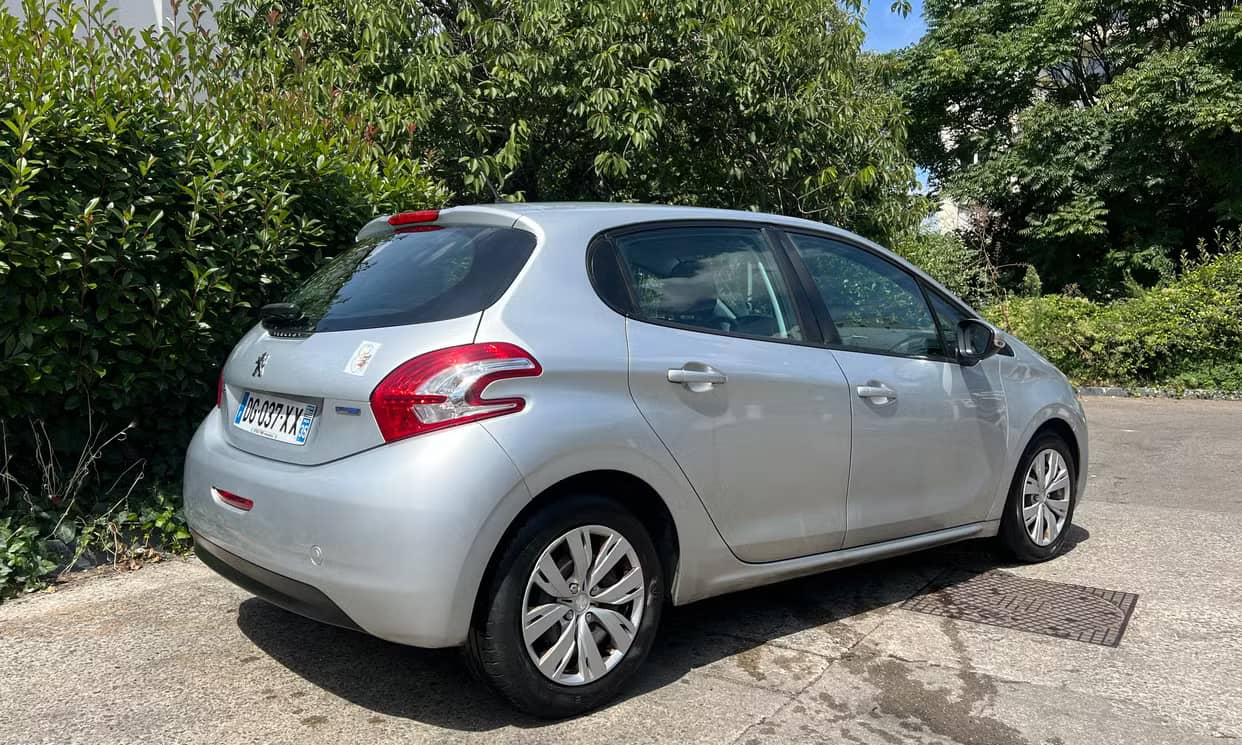 Peugeot 208 — photo 2