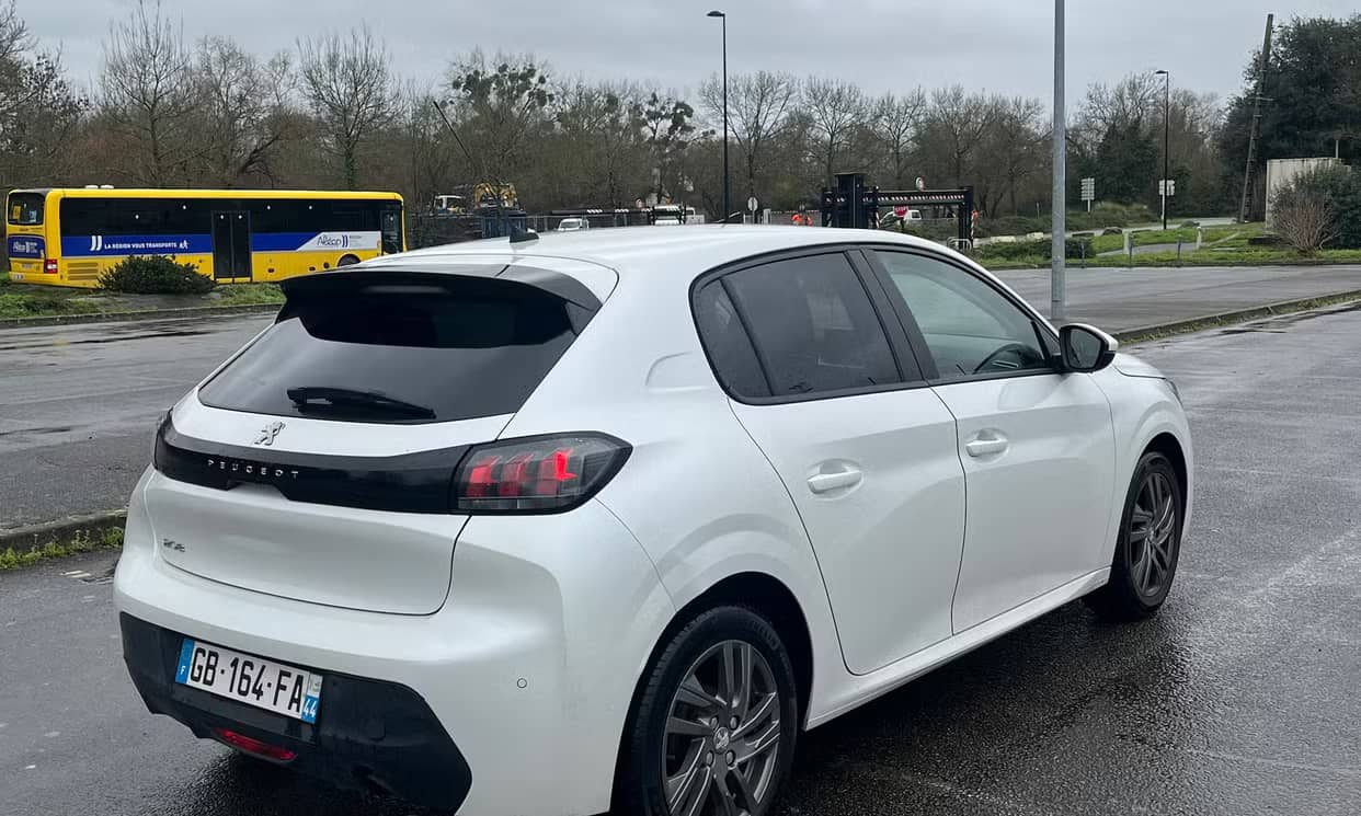 Peugeot 208 — photo 3