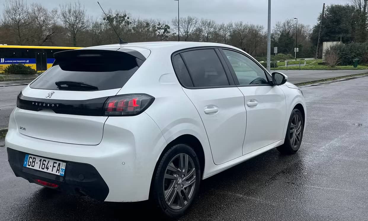 Peugeot 208 — photo 10