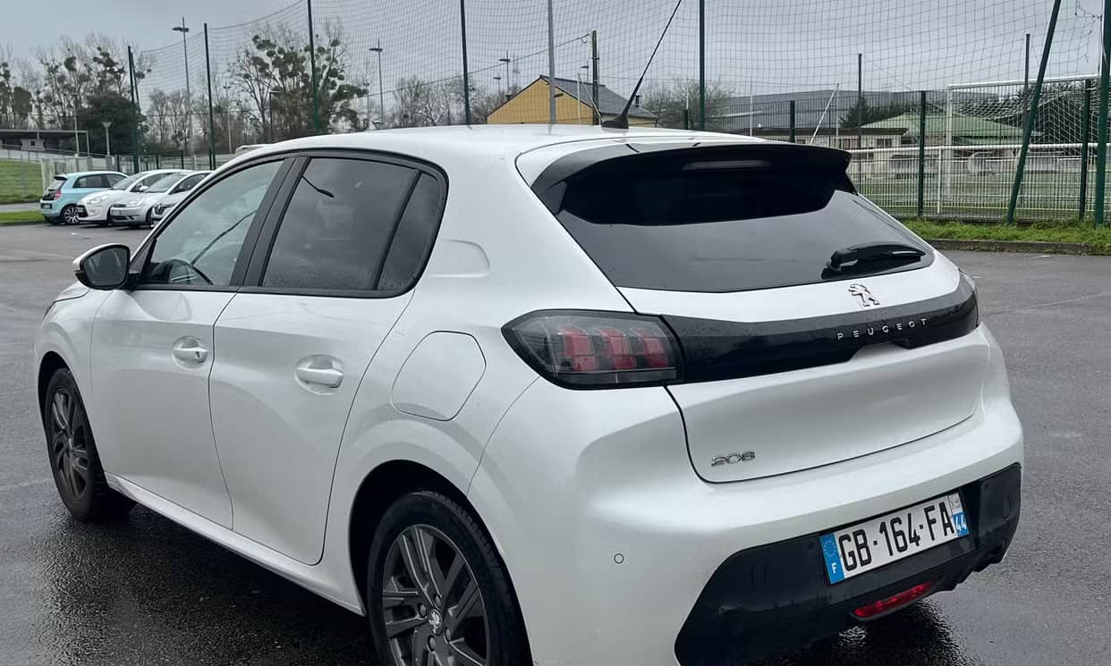 Peugeot 208 — photo 9