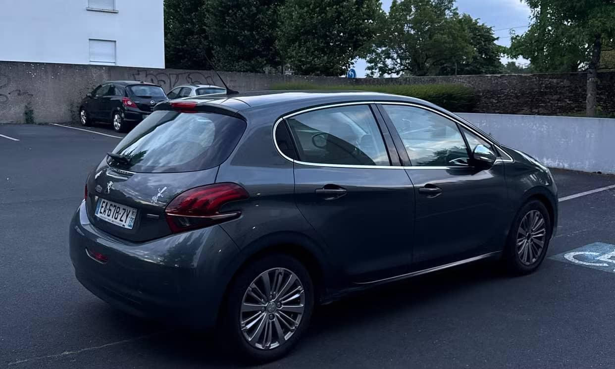 Peugeot 208 — photo 2