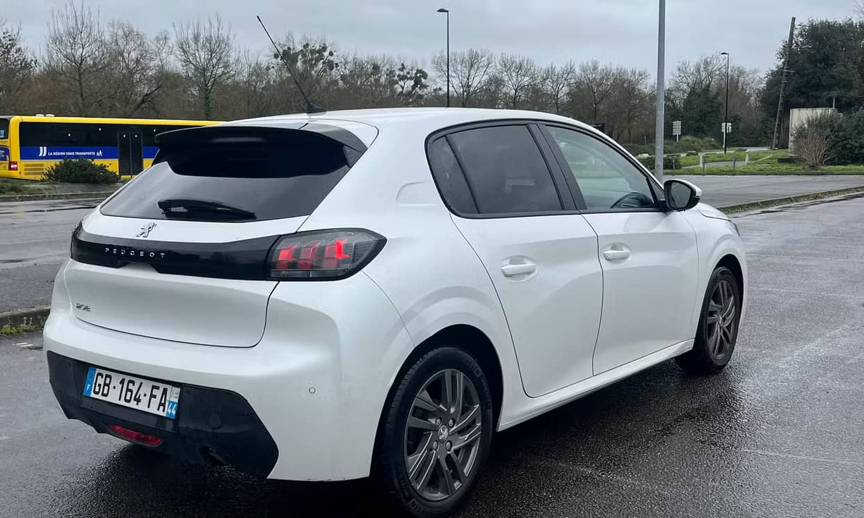 Peugeot 208 — photo 11