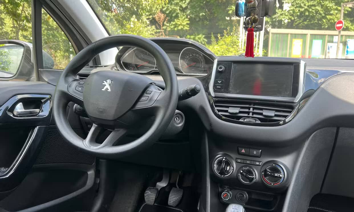 Peugeot 208 — photo 8