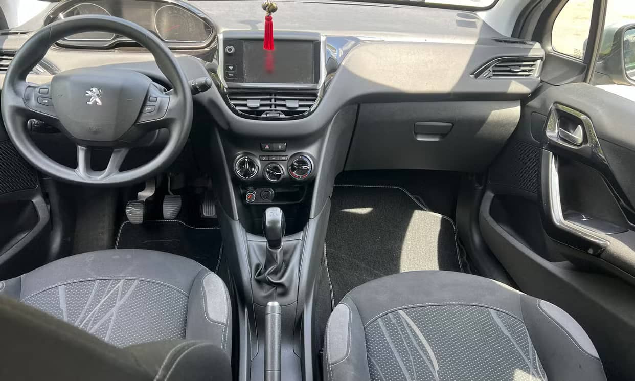 Peugeot 208 — photo 9
