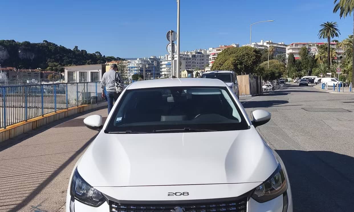 Peugeot 208 — photo 2