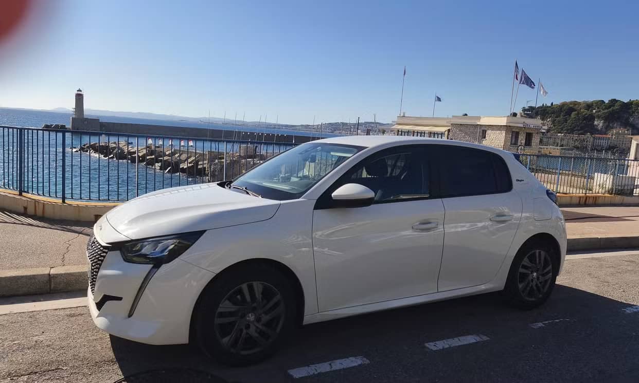 Peugeot 208 — photo 9