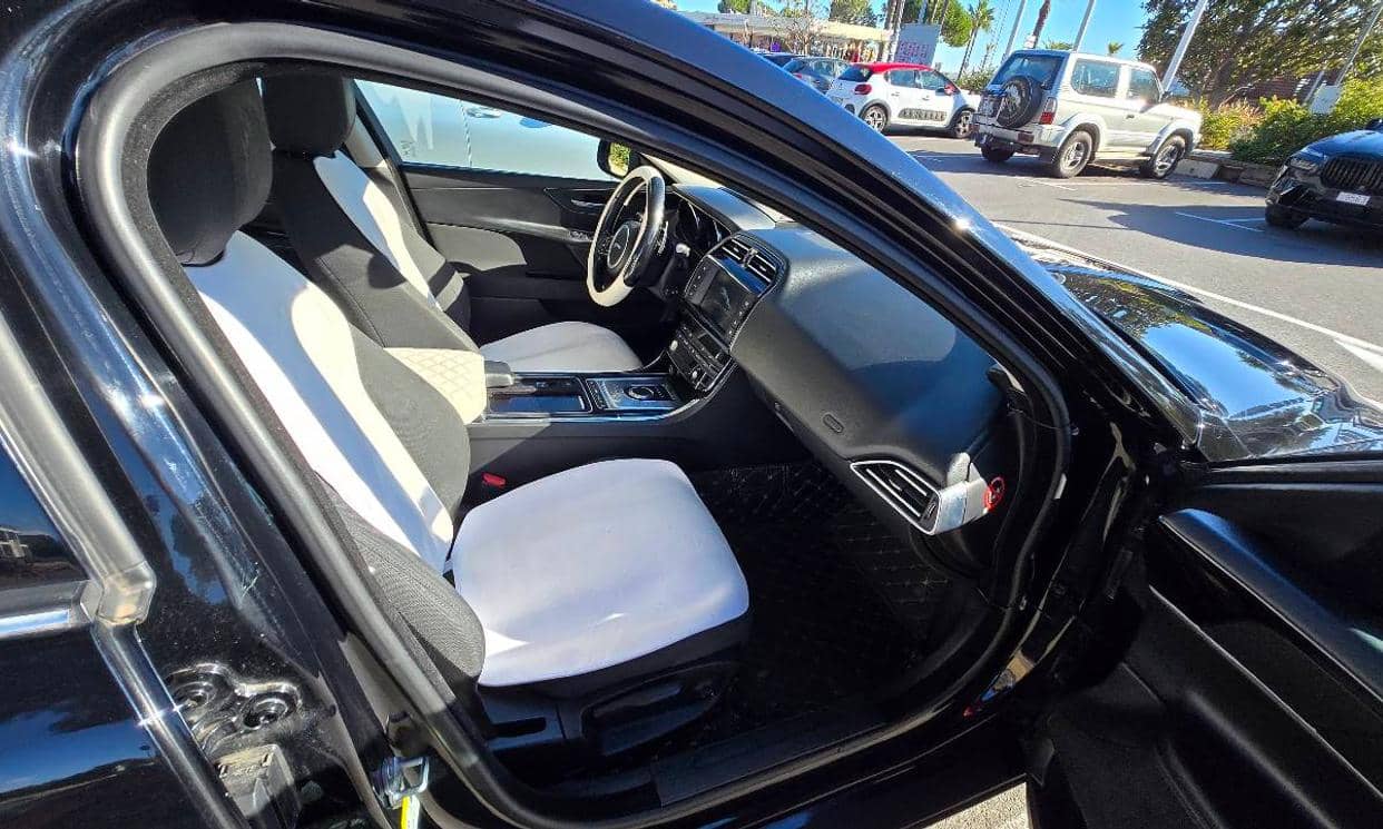 Jaguar XE — photo 7
