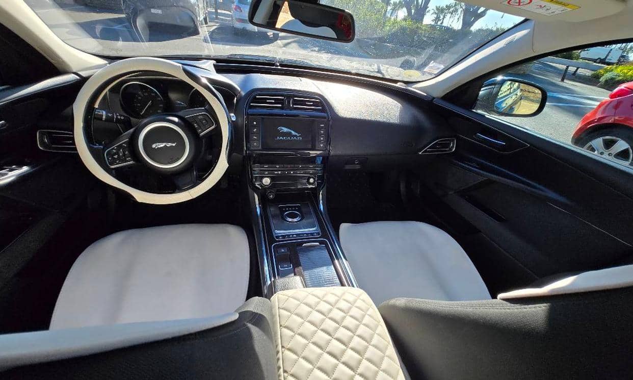 Jaguar XE — photo 9