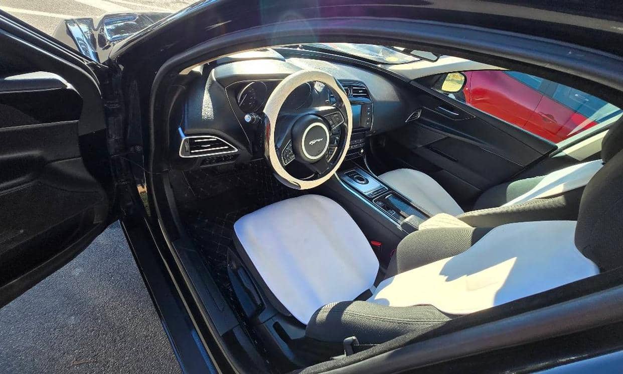 Jaguar XE — photo 12