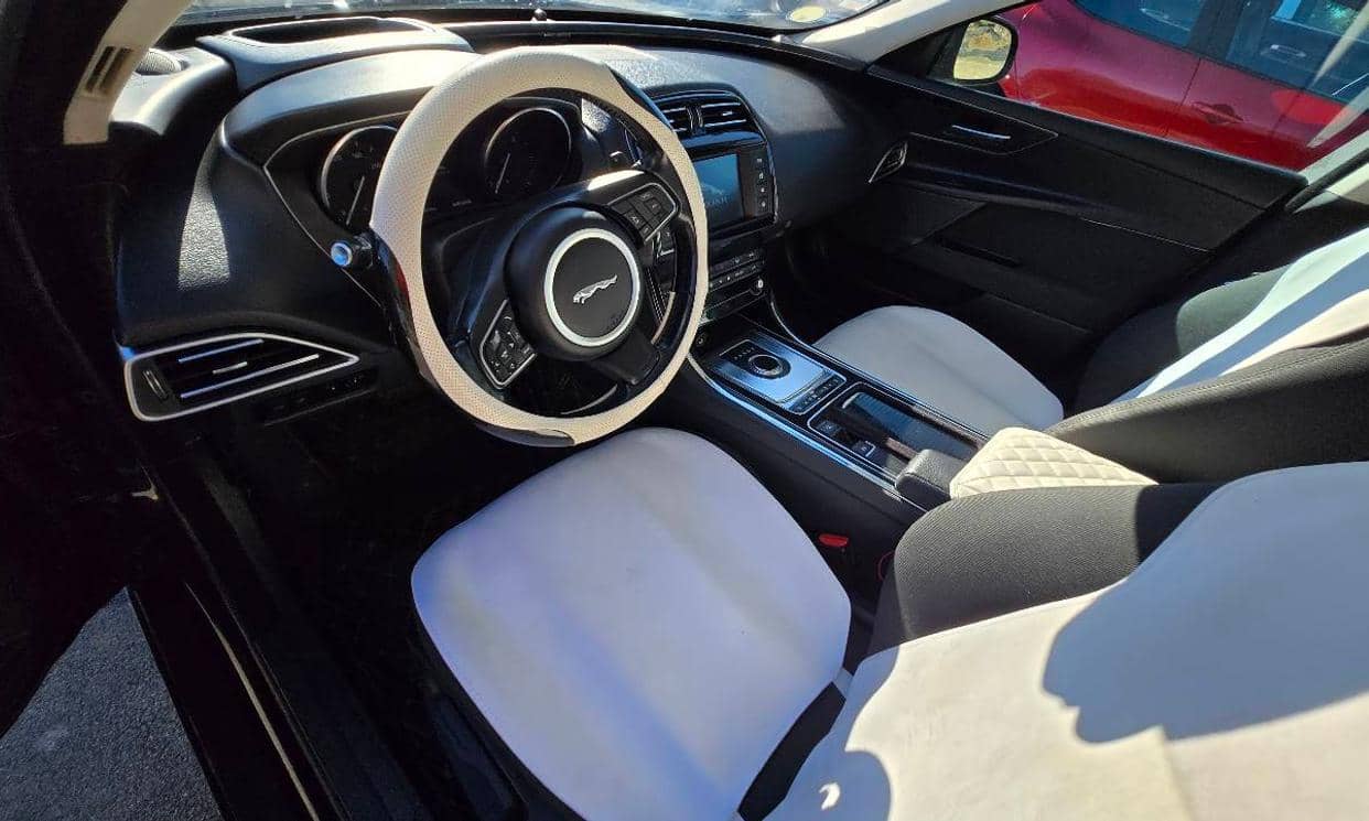 Jaguar XE — photo 11