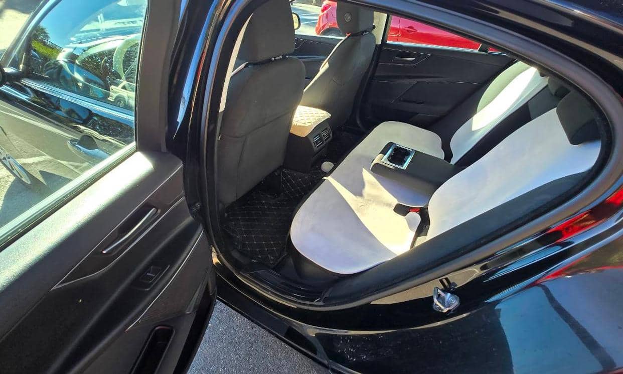 Jaguar XE — photo 13