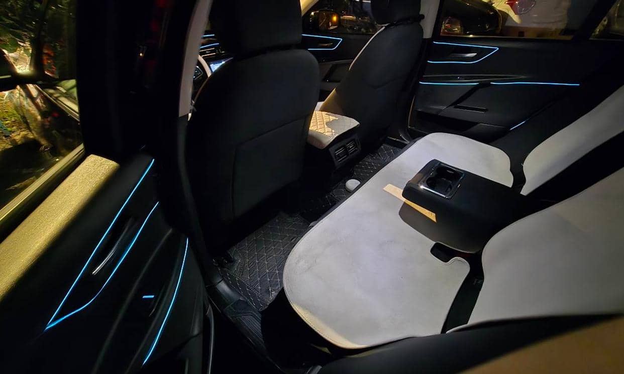 Jaguar XE — photo 17