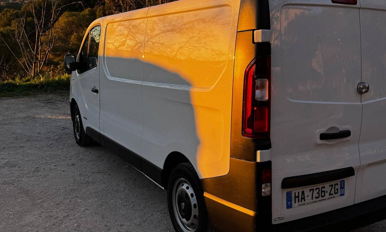 Renault TRAFIC III — photo 2