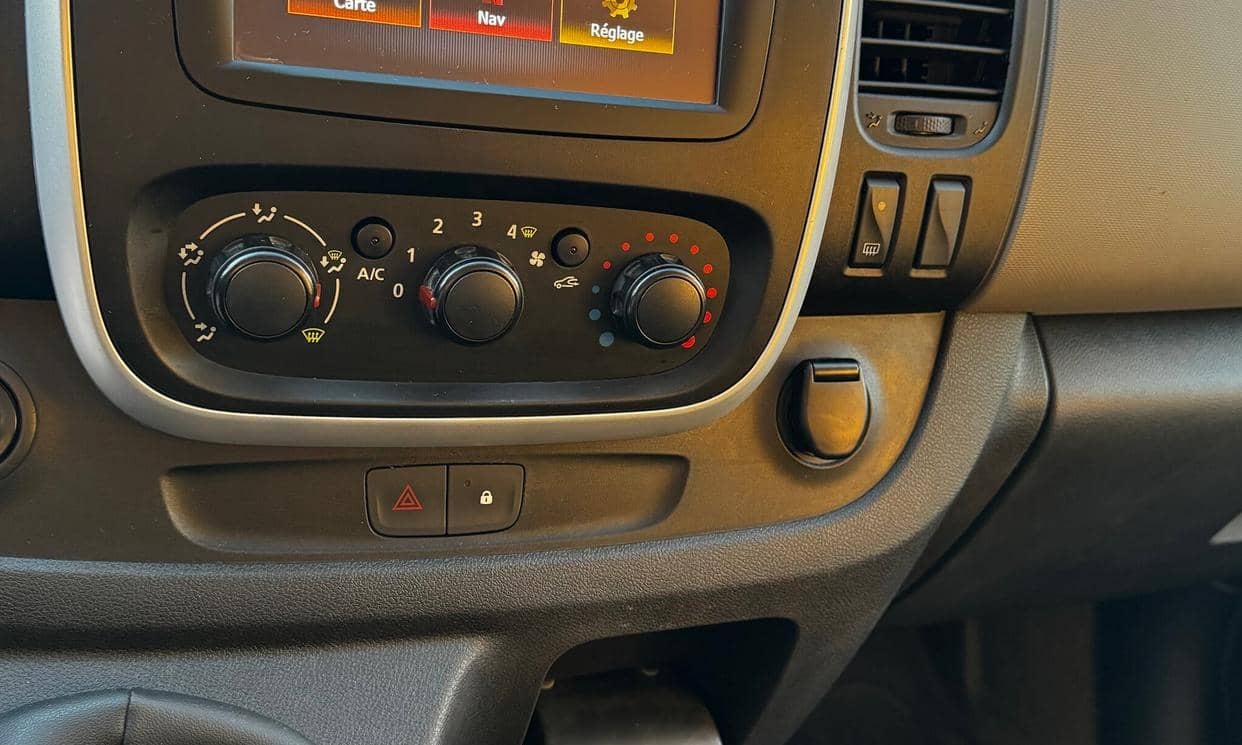 Renault TRAFIC III — photo 15