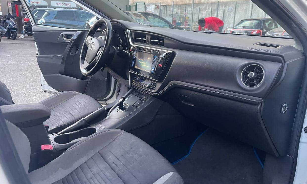 Toyota AURIS — photo 3